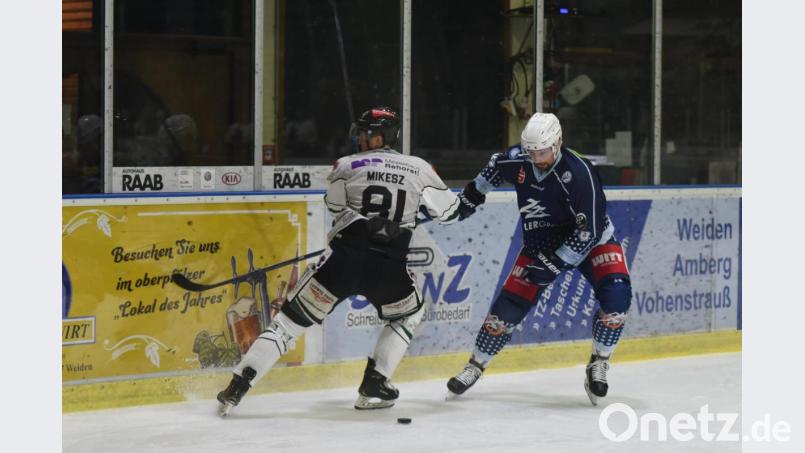 Das erste Heimspiel gegen den Höchstadter EC gewannen die Blue Devils (Szene mit Marco Habermann, rechts) mit 6:3. Archivbild: gb