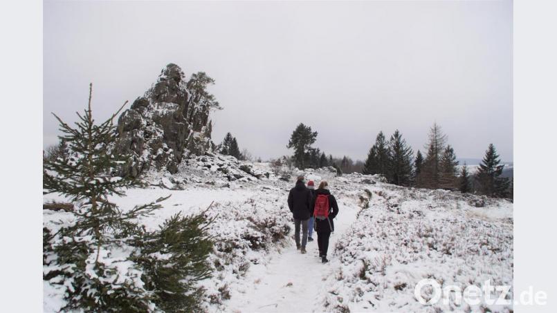 Zu jeder Jahreszeit ist der Hochfels in Stadlern, eines der schönsten Geotope Bayerns, Ausgangspunkt für beliebte Wanderziele. Derzeit präsentiert sich die Gneis- und Heidelandschaft im weißen Winterkleid. Bild: mmj