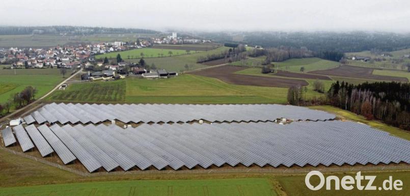 Von Wiesau aus ist die Größe des Solarparks in Fürstenhof bei Fuchsmühl gut zu sehen. Die Photovoltaikanlage soll im zweiten Quartal 2021 ans Netz gehen. Bild: Armin Eger