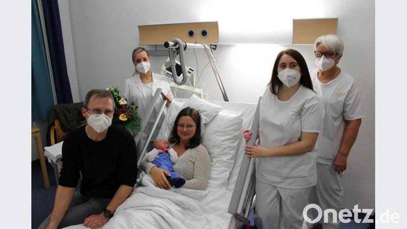Der kleine Lorenz war die 1500. Geburt am Klinikum Weiden im Jahr 2020. Dr. Jana Svitakova, Hebamme Magdalena Skubacz und Kinderkrankenschwester Agnes Rupprecht (hinten, von links) gratulierten Mama Sabine und Papa Markus. Bild: Kliniken Nordoberpfalz AG/ Michael Reindl