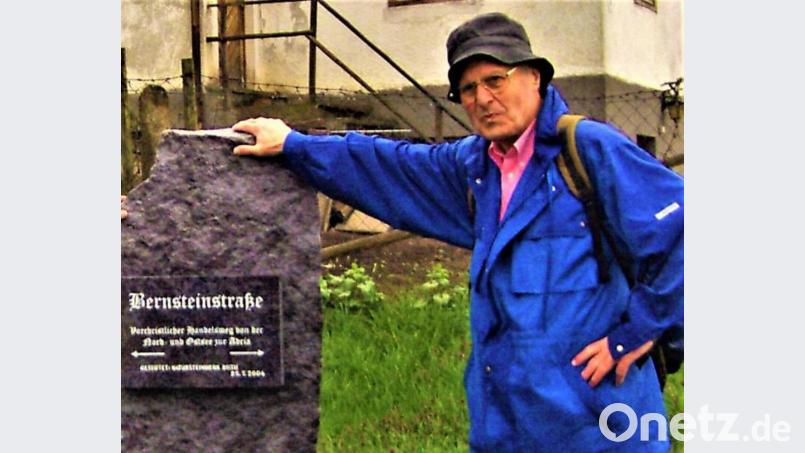 Franz Flammersberger, wie ihn viele Kohlberger kennen. Der uralte Saumpfad des Bernsteinwegs verlief in mehreren Linien von der Ostsee bis zur Adria. Flammersberger hat große Teile davon in unserem Gebiet erforscht und wieder ins Gedächtnis gerufen. Auch an Kohlberg vorbei führte die Handelsroute, wie der Gedenkstein belegt. Archivbild: jml