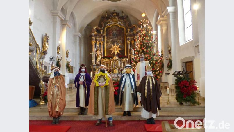 Pfarrer Martin Besold (hinten, rechts) mit Firmlingen als Sternsinger. Im Rahmen der Firmvorbereitung gestalteten sie die Andacht am Dreikönigstag mit. Bild: njn
