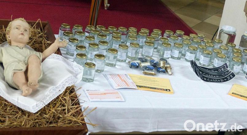 Auf einem kleinen Tisch in der Pfarrkirche St. Luzia sind Dreikönigswasser, Kreide und Weihrauch zum Mitnehmen bereitgestellt. Bild: lgc