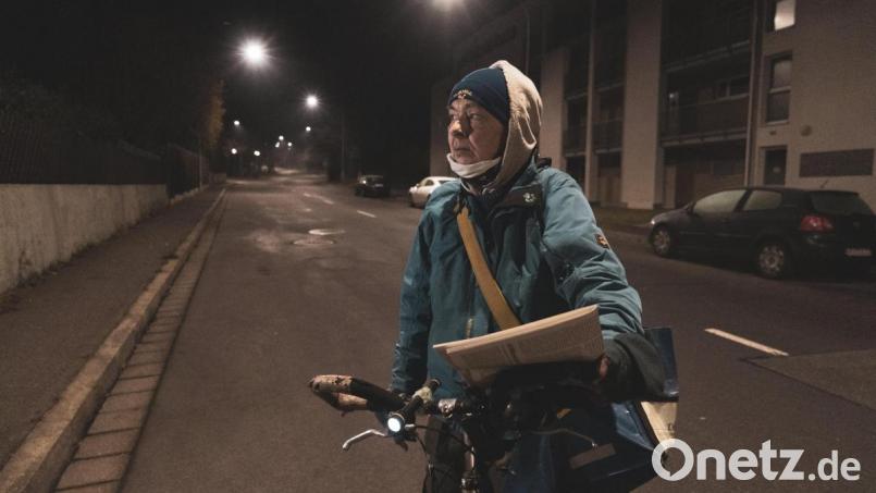 Eleonore Sparrer auf ihrer Tour durch Weiden. Etwa 220 Zeitungen stellt sie Nacht für Nacht zu. Bild: Lukas Meister