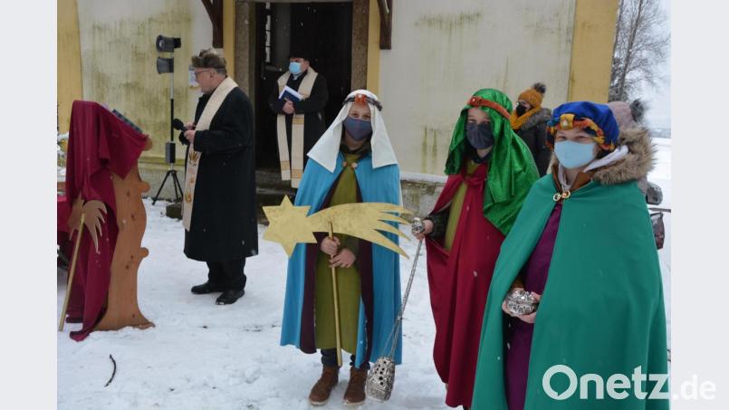 Gekommen waren die Sternsinger der Expositur St. Josef Steinmühle, mit dabei Stadtpfarrer Anton Witt (links) und Kaplan Daniel Schmid. Bild: jr
