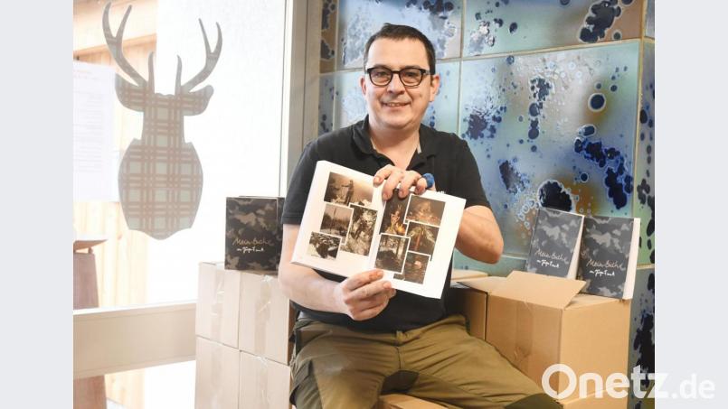 1000 Exemplare hat der Altenstädter Wirt Jürgen Füssl von dem Buch mit Erzählungen und Bildern über seine Bundeswehrzeit drucken lassen. Bild: Gabi Schönberger