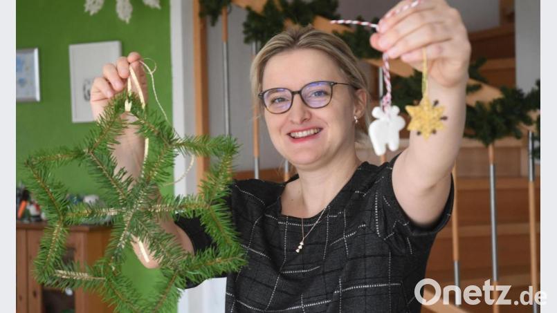 SPD-Stadträtin Hildegard Ziegler zeigt ihren selbst gebastelten Baumschmuck aus Material, das viele Menschen schon zu Hause haben. Ihre Bastelideen eignen sich auch für gemeinsame Basteln mit Kindern. Bild: Gabi Schönberger