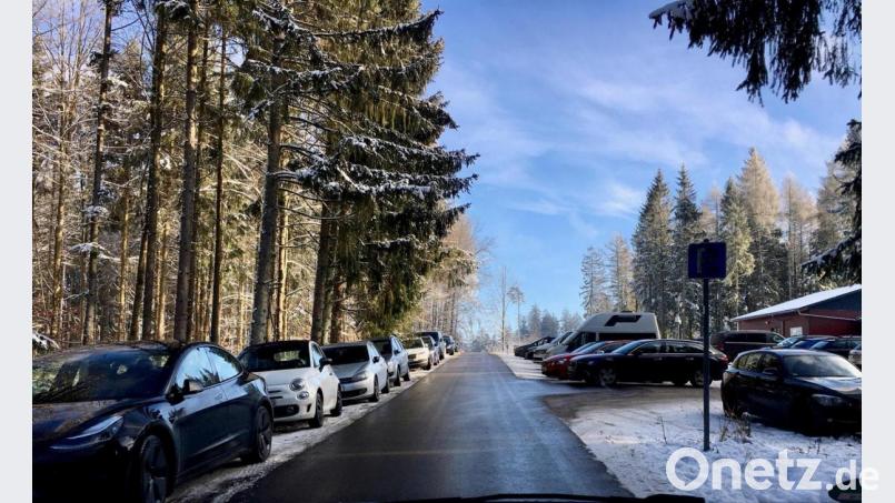 Riesenandrang von Erholungsuchenden führte in den vergangenen Tagen auf dem Rotbühl häufiger zu einer schwierigen Parkplatzsituation. Bild: upl