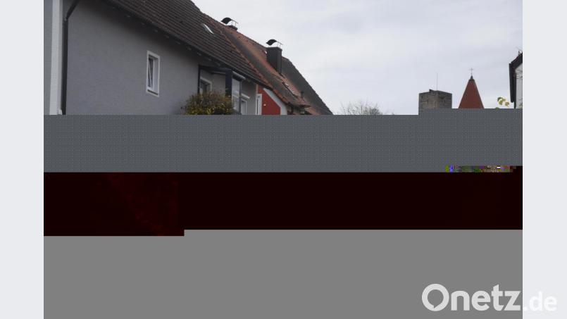 Rechts und links ist kein Platz für einen Gehweg, der von der Schule her an der Stützmauer endet. Den möglichen Weg auf die Mauer hoch oder dann herunter, nimmt niemand. Bild: fz