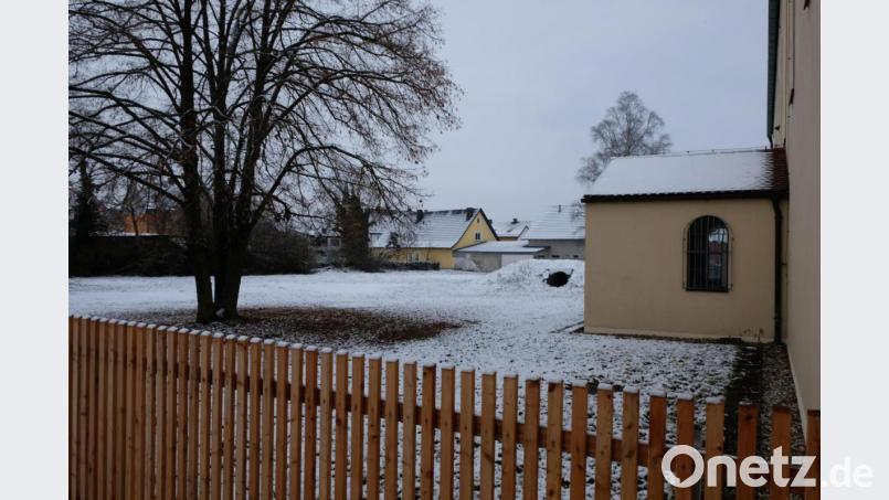 Auf dem ehemaligen Spielplatzgelände hinter der Kirche wird ein naturnaher Garten unter fachlicher Gestaltung und Begleitung entstehen. Bild: mab