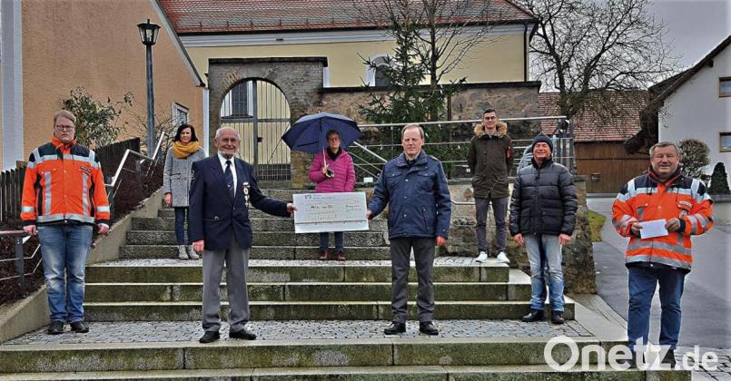 Beim BRK ist die Freude über die Spendenbereitschaft groß. Im Bild Tobias Böhnstedt, Sonja Schlosser, Karl-Heinz Dietl, Gisela Graf, Josef Giesl, Simon Schloßer, Konrad Kiener und Hannes Brenner bei der Scheckübergabe der Saltendorfer Vereinsgemeinschaft. Bild: twi