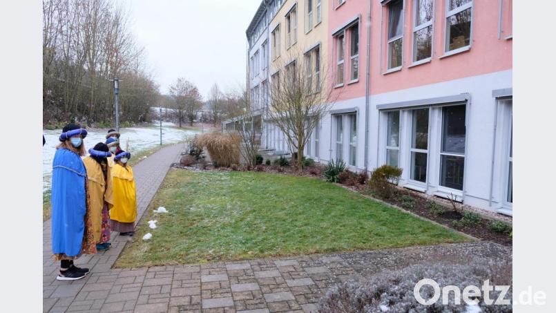 Die Sternsinger dachten auch an die alten und kranken Menschen. Unter anderem vor dem BRK-Senioremheim wünschten sie mit Gottes Segen "Gesundheit und Frieden im Coronajahr". Bild: do