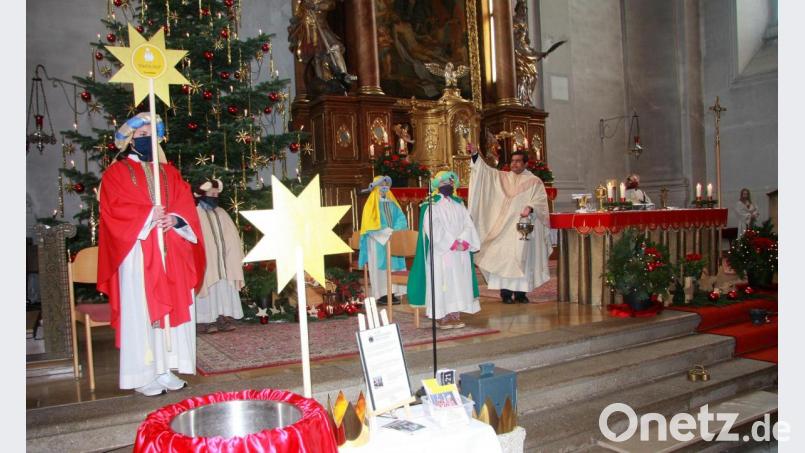 Nach der Messe segnete Vinzentinerpater Martin die Sternsinger-Gruppe. Bild: wro