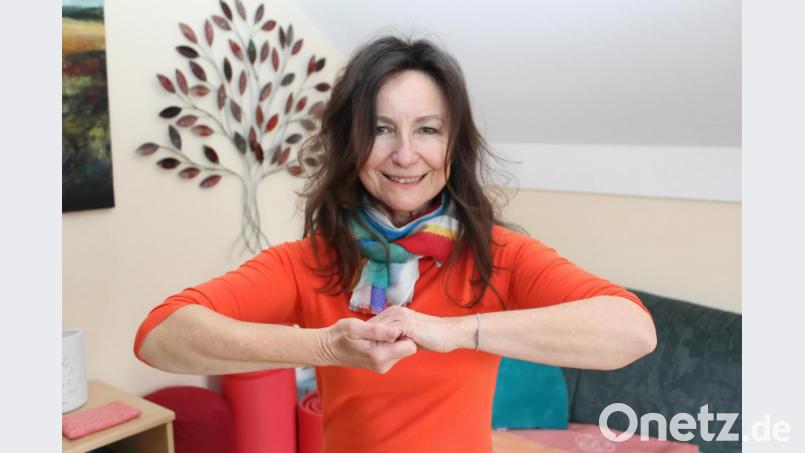 Fitnesstrainerin Annette Huber zeigt Übungen, die jeder ganz einfach zuhause nachmachen kann. Bild: Evi Wagner