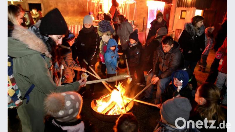 Eine Attraktion für die Kinder ist das Stockbrotbraten am offenen Feuer. Bild: mef
