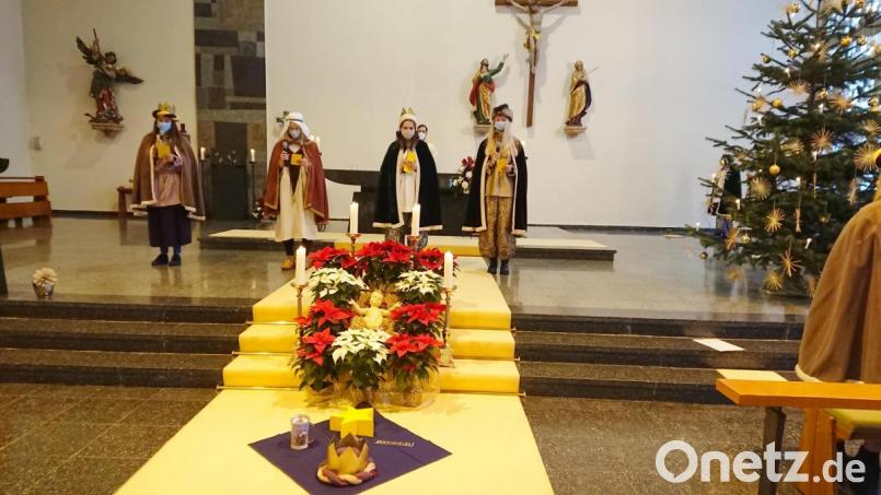 Die Poppenrichter Sternsinger gestalten die Gottesdienste am Dreikönigstag mit. Bild: Regina Probst/exb