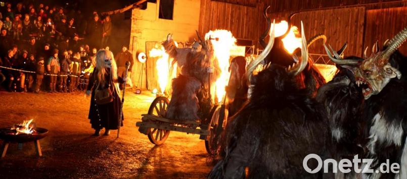 Begrüßt den neuen König der Unterwelt, der mit viel Feuer, Rauch und Pyrotechnik daher kommt. Bild: mef