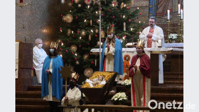 Stellvertretend für alle Gruppen, die heuer nicht an der Sternsingeraktion teilnehmen durften, sprachen vier Sternsinger den Segensgruß. Bild: uz