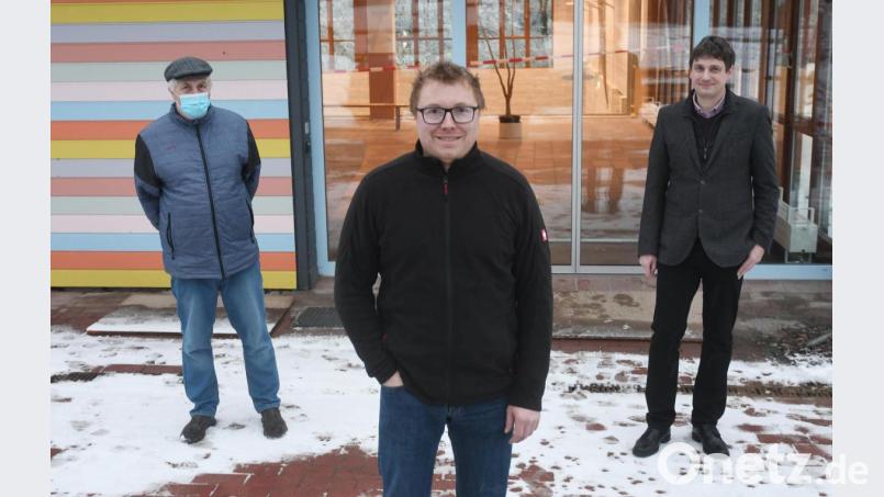 Markus Zeller (Mitte) wird die Nachfolge von Mittelschul-Hausmeister Werner Fleißner (links) antreten. Zweiter Bürgermeister Uli Münchmeier freut sich, dass ein guter Mann für die Aufgabe gefunden werden konnte. Bild: Gabi Schönberger