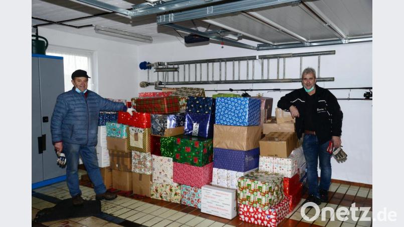148 Pakete für die Johanniter-Weihnachtstrucker stapeln sich in der Garage von Bruno Friedl (links). Ludwig &quot;Lucky&quot; Wüst wird am zweiten Weihnachtsfeiertag mit Christian Fuchs und dem Lkw von dessen Waidhauser Unternehmen Richtung Rumänien fahren. Bild: bey