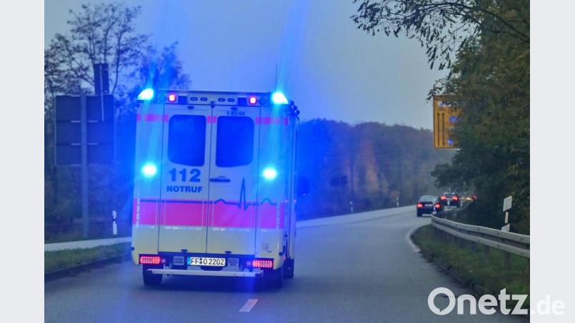 Mit Blaulicht ist ein Rettungswagen im Einsatz. Symbolbild: Patrick Pleul