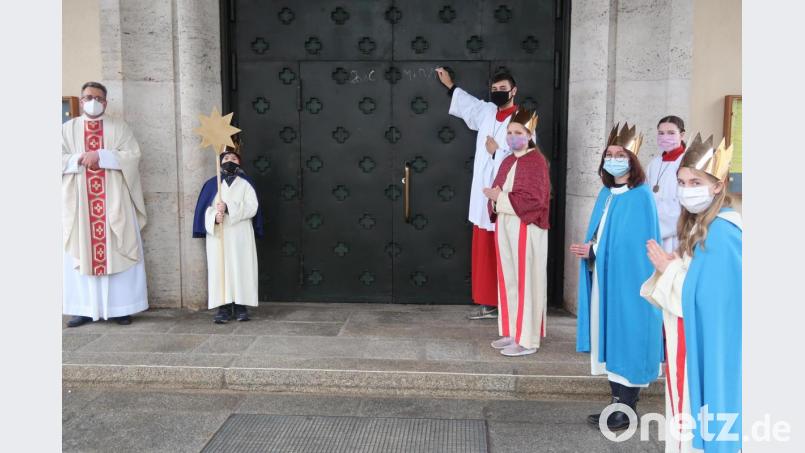 &quot;Christus segne dieses Haus&quot; schrieb ein Ministrant an die Pforte der Herz Jesu Kirche. Bild: uz