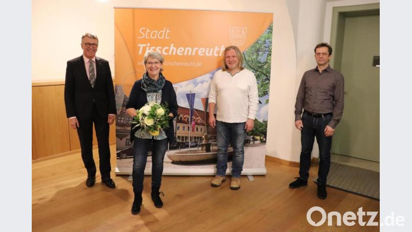 Bürgermeister Franz Stahl (links), Leiter der Hauptverwaltung Markus Bergauer (rechts) sowie Personalrat Thomas Schüssler (Zweiter von rechts) gratulierten Erna Zandt-Rumrich mit einem Blumenstrauß und einer Tirschenreuther Stadtchronik sehr herzlich zum Jubiläum. Bild: Stadt Tirschenreuth/exb