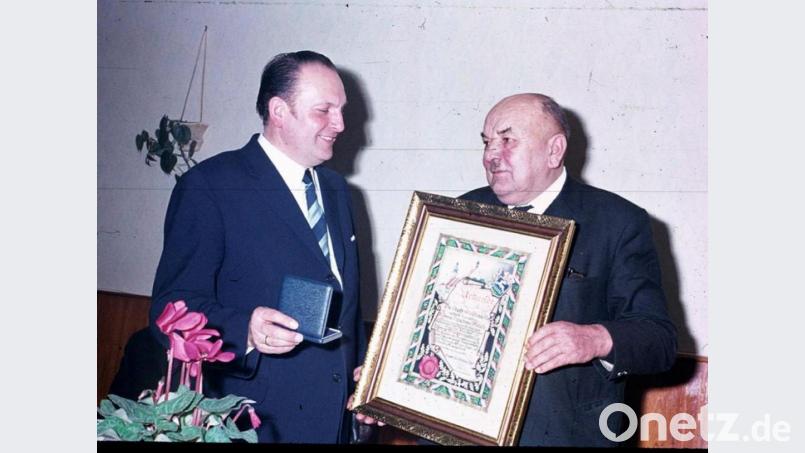 Vor 50 Jahren, am 1. Januar 1971, wurde die Gemeinde Ehenfeld in die Stadt Hirschau eingegliedert. Die Bürgermeister und Cousins Willi Bösl (links) und Sebastian Reich (rechts) waren die Architekten der Fusion. In seiner ersten Sitzung nach der Eingliederung verlieh der Stadtrat an Sebastian Reich, der 18 Jahre als Bürgermeister Ehenfelds Geschicke leitete, die silberne Bürgermedaille und den Ehrentitel Altbürgermeister. Archivbild: u