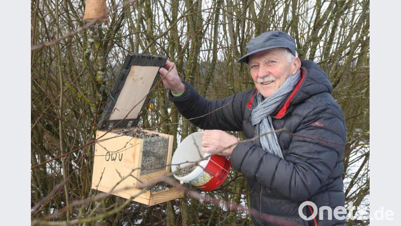 Fast täglich im Einsatz ist Vogelwart Manfred Witt, beobachtet und versorgt an verschiedenen Futterstellen die Vögel rund um die Kreisstadt. Als Mitglied im OWV unterstützt er auch die Zählung der Wintervögel, die von LBV und Nabu initiiert wird. Bild: Gabi Schönberger