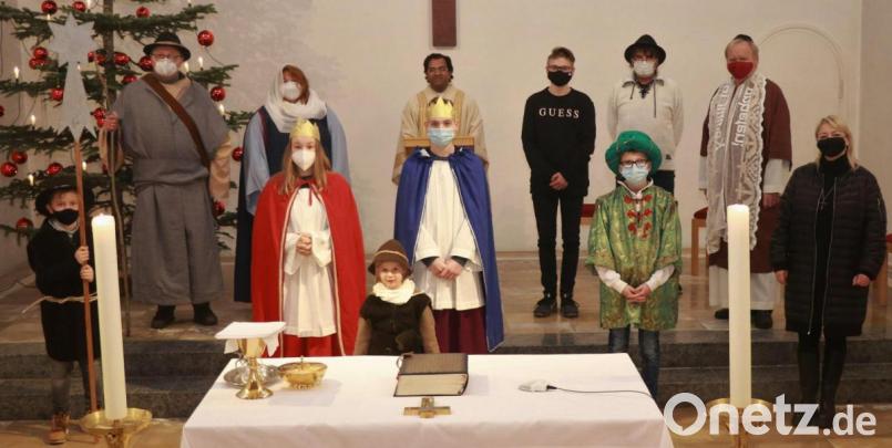Einige Akteure der Sorghofer Waldweihnacht bei der Vorabendmesse zu Dreikönig in der Sorghofer Kirche. Die Corona-taugliche Variante hatte Gerhard „Säm“ Kraus (hinten, Zweiter von rechts) organisiert. Bild: Ertl, Willi