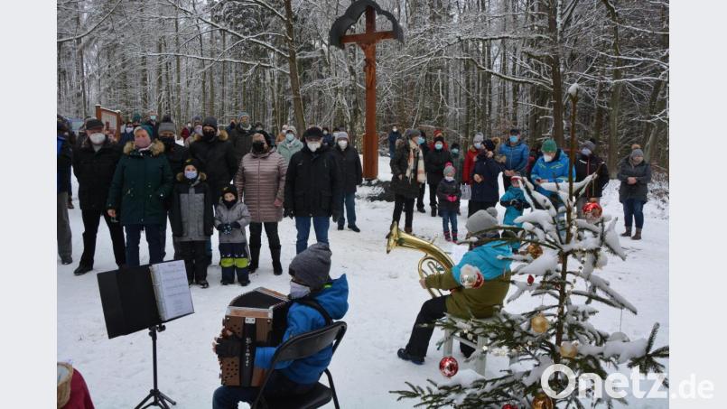 Eine große Anzahl von Gläubigen, darunter viele Familiengemeinschaften, pilgerte am Dreikönigsnachmittag zur Andacht vor der Gommelbergkapelle. Im Vordergrund die Musiker Max Haberkorn (links) und Felix Kunz. Bild: jr