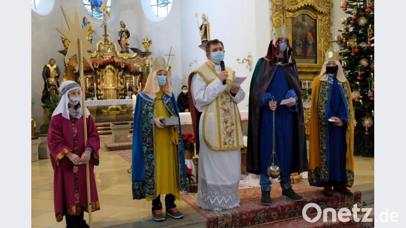 Die Heiligen Drei Könige feierten mit Pfarrer Max Früchtl den Festgottesdienst. Bild: le