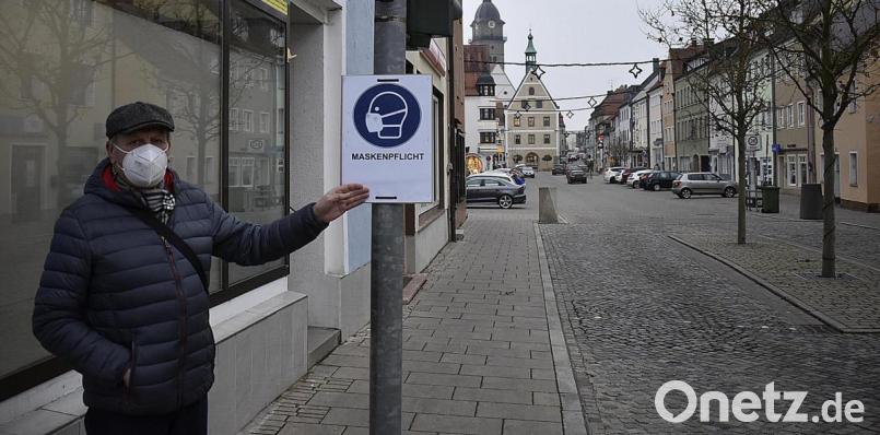 Die Schilder, die seit 17. Dezember in der Auerbacher Innenstadt die Maskenpflicht anmahnten, verschwinden wieder. Archivbild: sck