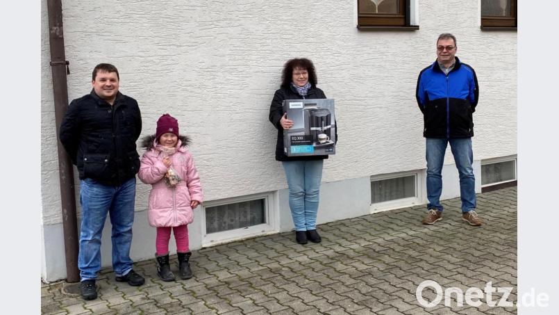 Die Protagonisten des Gewinnspiels der Feuerwehr Grötschenreuth: (von links) Vorsitzender Thomas Hanauer, Glücksfee Johanna Hanauer, Gewinnerin Claudia Schraml, und Zweiter Vorsitzender Karl Dumler. Bild: Thomas Hanauer/exb