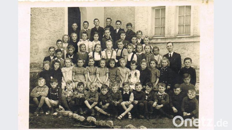 1947 entstand dieses Erinnerungsfoto, das die 1.bis 8.Klasse mit Lehrer Gottfried Glockner zeigt. Der Ahnenforscher hatte sich auch im Heimatkundlichen Arbeitskreis Weiden engagiert. Bild: Archivbild: bk