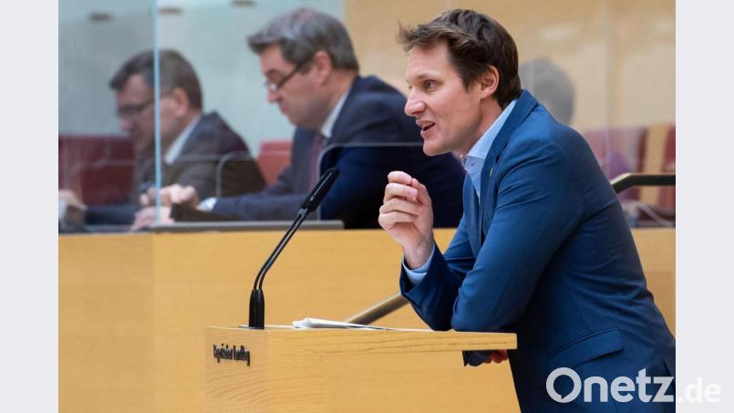 Ludwig Hartmann, Fraktionsvorsitzender von Bündnis 90/Die Grünen im bayerischen Landtag, spricht während einer Sondersitzung. Im Hintergrund verfolgt Markus Söder (CSU), Ministerpräsident von Bayern, die Rede. Bild: Sven Hoppe/dpa