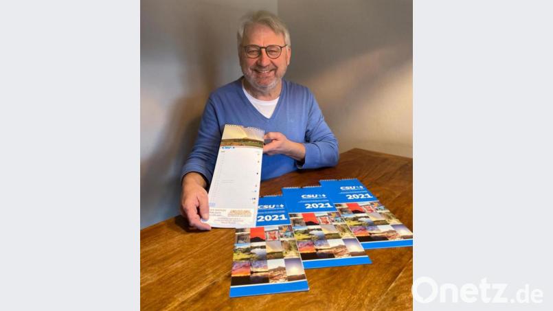 Vorsitzender Karlheinz Schultes präsentiert den CSU-Jahreskalender 2021. Bild: lrh