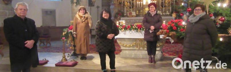 Chorleiter Josef Zaglmann (links) war sehr zufrieden mit den Kammerchor-Sängerinnen Elisabeth Daschner, Rita Krapf, Liane Preininger und Ursula Dadder (von rechts). Bild: jzk