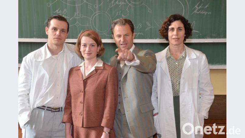 Die Hauptdarsteller der dritten „Charité“-Staffel. v.l. Franz Hartwig als Dr. Curt Bruncken, Nina Gummich als Dr. Ella Wendt, Philipp Hochmair als Professor Dr. Otto Prokop, und Nina Kunzendorf als Dr. Ingeborg Rapoport. Bild: Kunz