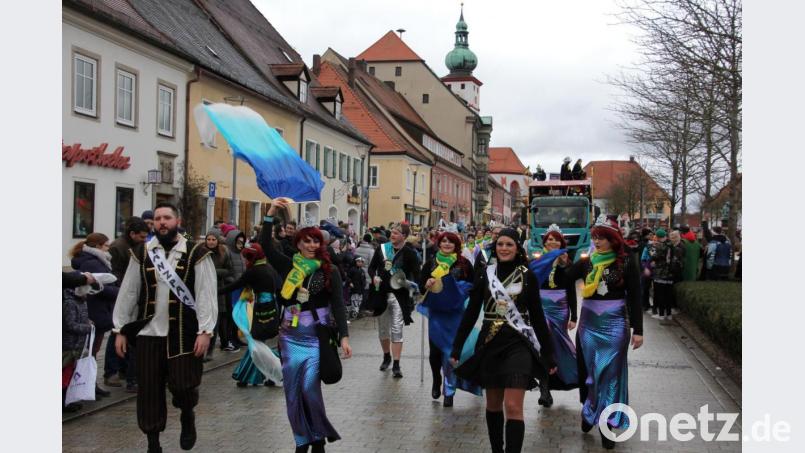 Im vergangenen Jahr lockte der Faschingszug noch viele Teilnehmer und Zuschauer in die Kreisstadt. Corona macht den Gaudiwurm in dieser Faschingssaison unmöglich. Archivbild: kro