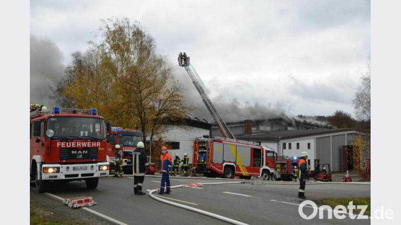 Der Brand in der &quot;Chipsi&quot;-Halle in Eslarn war wohl der arbeitsintensivste Einsatz der Feuerwehrkameraden im vergangenen Jahr. Bild: dob