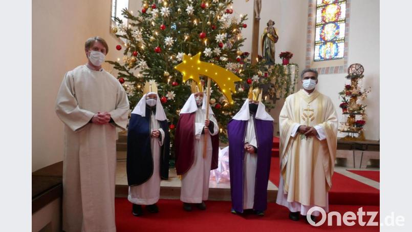 Die drei neuen Minstranten - Benedikt Schindler, Leni Schmidt und David Schindler - durften am Dreikönigstag das Amt der Sternsinger übernehmen. Bild: ld
