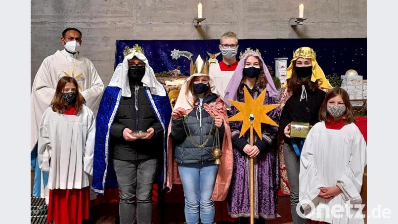 Pfarrer Jaison Thomas zog mit den Sternsingerin die Kirche ein. , Bild: zer