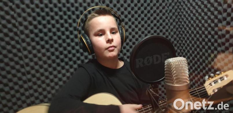 Volle Konzentration: Jonas Funk nimmt im Tonstudio Songs auf. Repro: uz