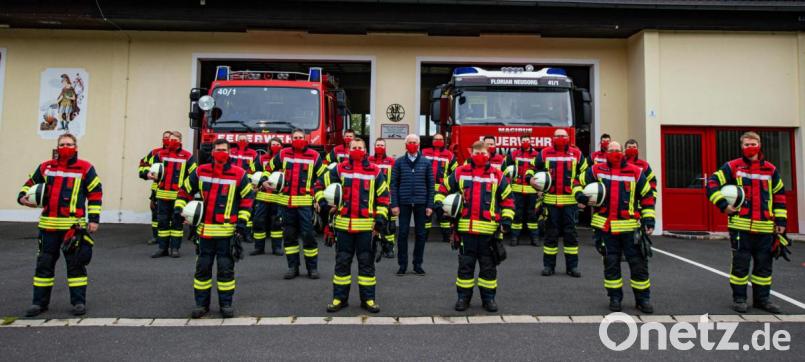 Die Einsatzkräfte der Feuerwehr Neusorg bekamen neue Einsatzkleidung. Bild: obe