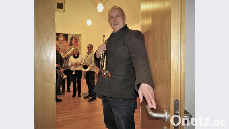 Im Proberaum des evangelischen Gemeindehauses Erbendorf erklingen die Posaunen momentan besonders intensiv. Nicht, weil dort die Engel endgültig mit eingezogen sind. Chorleiter Jochen Neumann (vorn an der Tür) muss darauf drängen, denn gerade in der Adventszeit ist die Posaunenmusik sehr gefragt. Bild: ubb