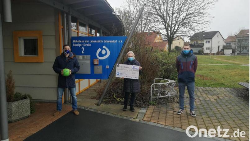 Co-Trainer Felix Sailer (links) und Mannschaftskapitän David Spießl vom TV Wackersdorf übergaben den Spendenscheck in Höhe von 1 660 Euro an die . Vorsitzende der Lebenshilfe Schwandorf, Irmgard Seifert. Bild: zyz