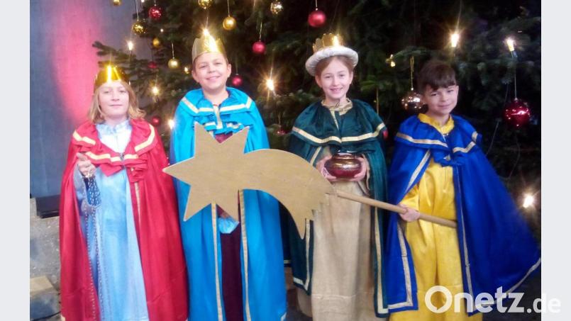 Das Bild zeigt von links die Sternsinger Lorenz Neumann, Luis Kellner, Ida Neumann und Paul Kellner. Bild: fpoz