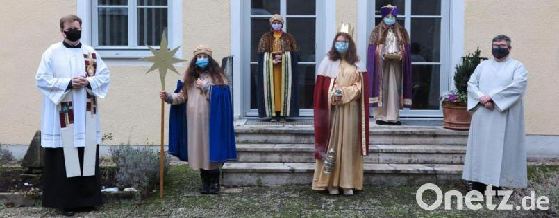 Nach der ersten Sternsinger-Andacht dankten Stadtpfarrer Thomas Kraus (links) und Gemeindereferent Jochen Gößl (rechts) vier Sternsingern stellvertretend für alle für ihre Teilnahme. Bild: jzk