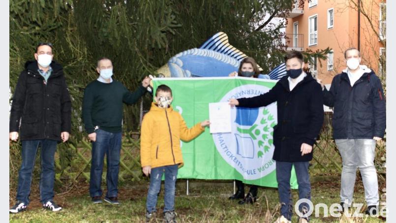 Große Freude herrscht an der Grund- und Mittelschule Schwarzenfeld über die Auszeichnung. Das Bild zeigt von links Konrektor Manfred Bösl, Rektor Siegfried Seeliger, Schüler Luca Ries, Umweltbeauftragte Simone Huber, Bürgermeister Peter Neumeier sowie 
Andreas Reißer, Fachberater Umweltbildung beim staatlichen Schulamt Schwandorf. Bild: Bäumler